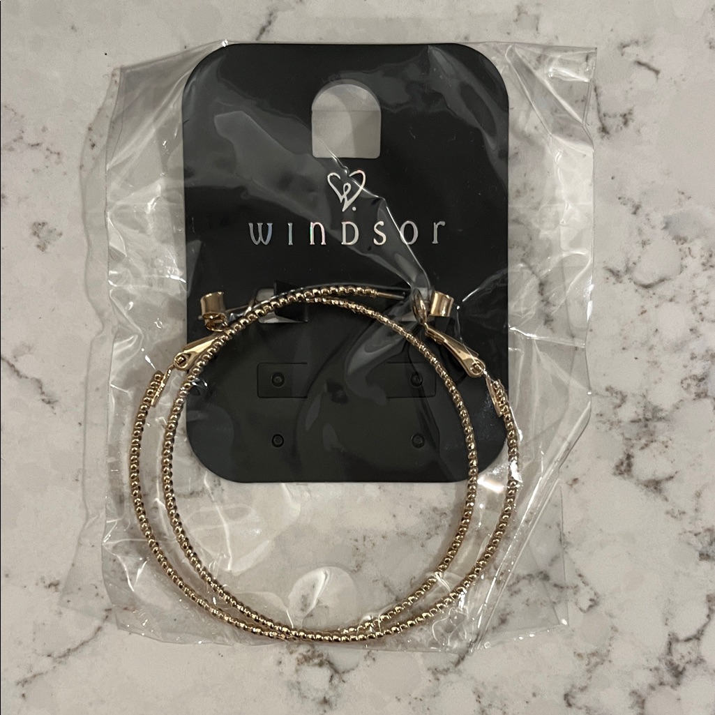 Windsor Chic Gold Hoop Earrings 9$